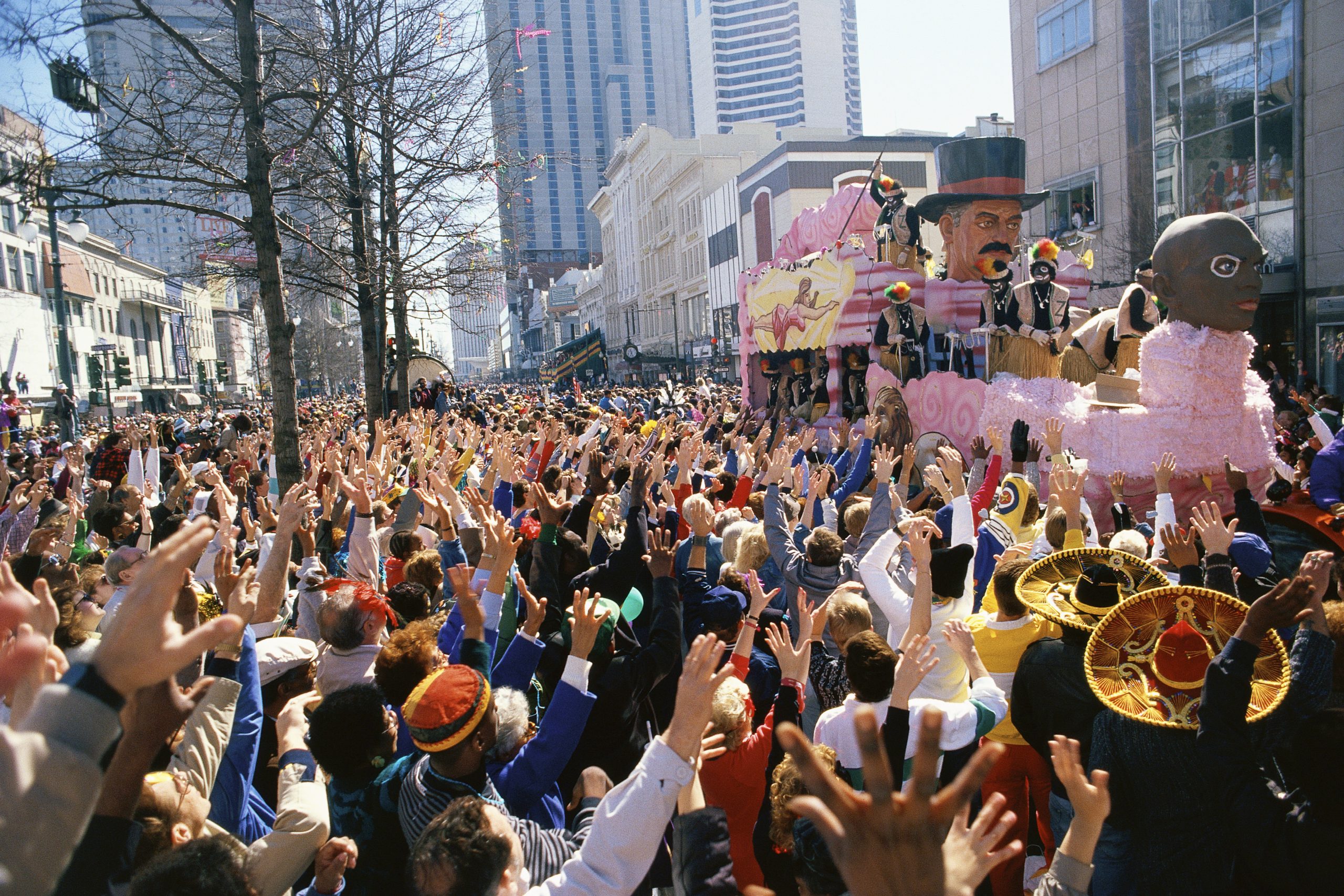 Mardi,Gras,,New,Orleans,,La,-,Circa,1990’s:,Crowd,Watching